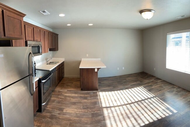 Building Photo - Amazing 2 Story Townhome in Vineyard w/ at...