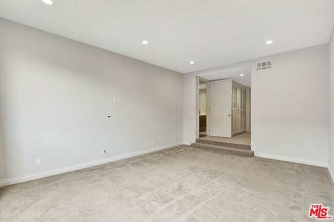 Building Photo - 1260 S Beverly Glen Blvd