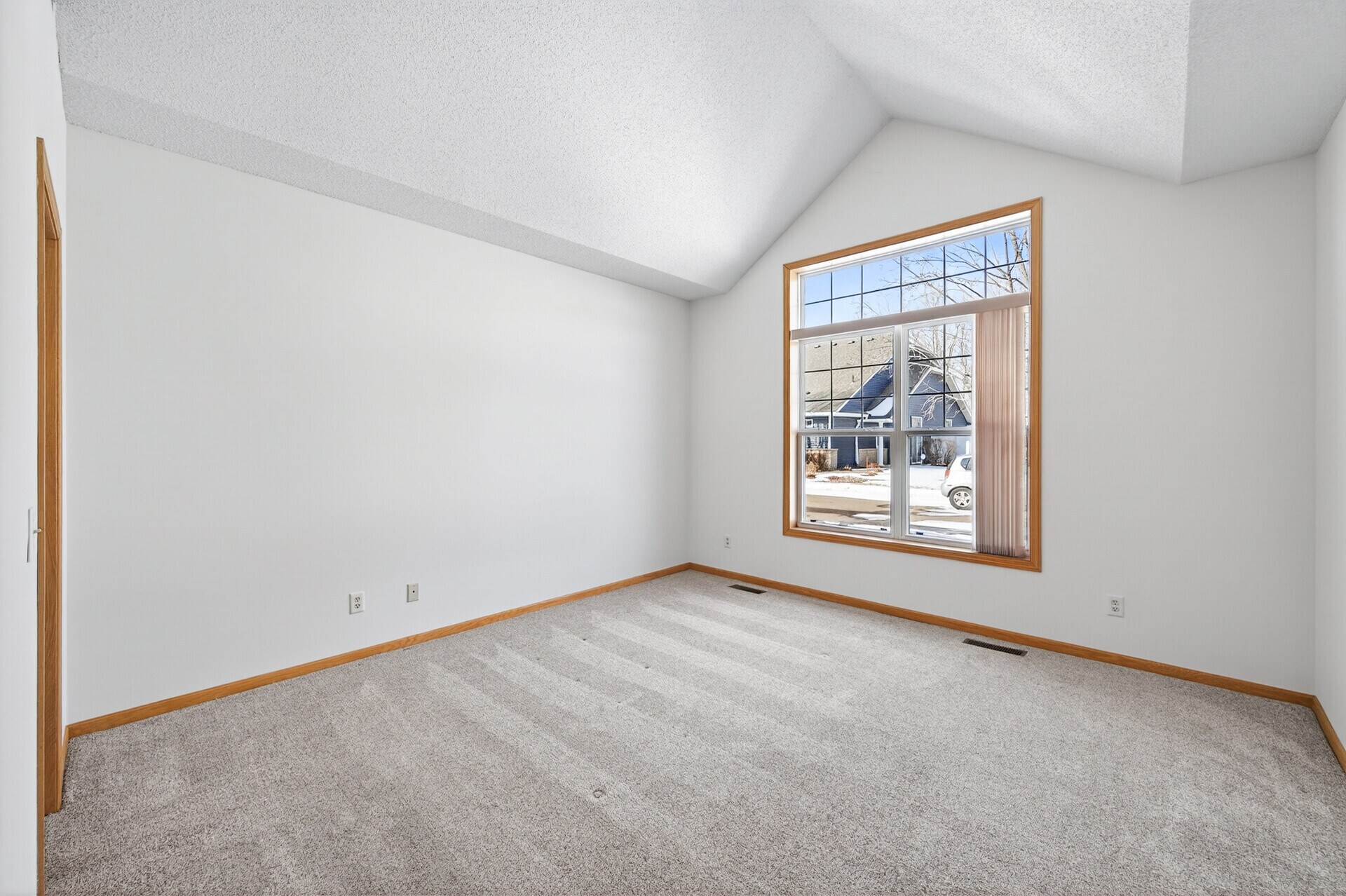 Building Photo - 475 Hickory Ln N