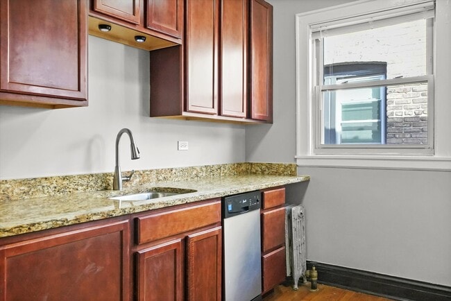 Building Photo - 1925b Grove Ave