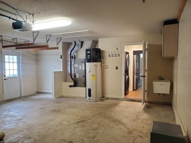 Building Photo - 10 Wayler Pl