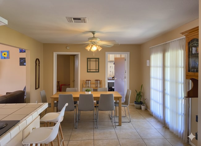 Building Photo - LARGE 4BR/2BA HOUSE FOR RENT