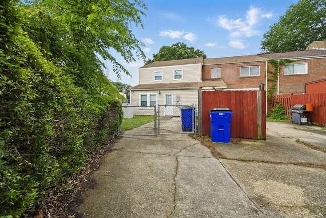 Building Photo - Mangold Real Estate - Conveniently Located...