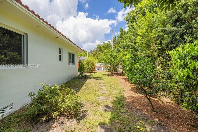 Building Photo - 801 NE 118th St