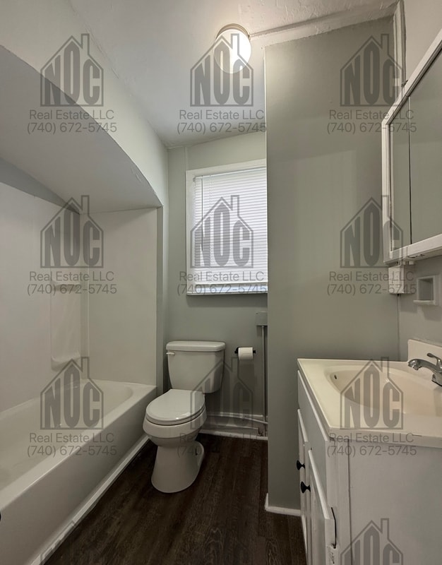 Building Photo - 1236 1/2-1236 1/2 E Locust St