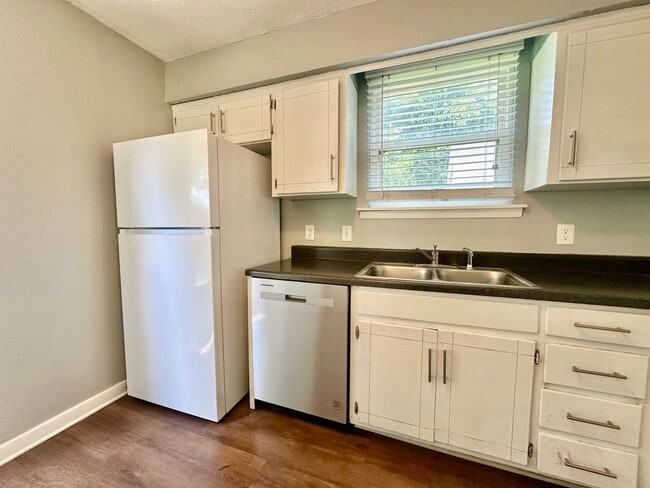 Building Photo - Cozy 2 bedroom Duplex!