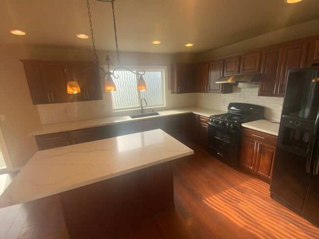 Building Photo - Beautiful Spanaway Home! Apply Today