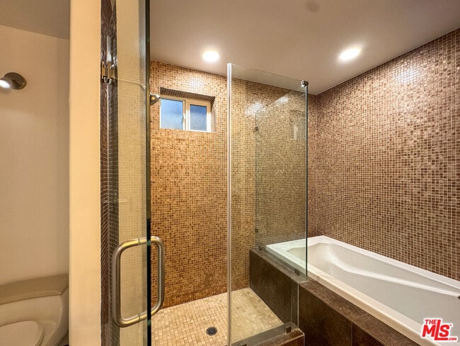 Building Photo - 3050 Knob Dr