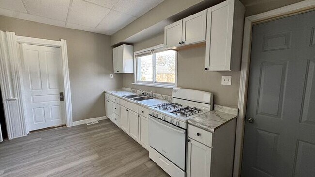 Building Photo - Charming 3-Bedroom Home with Convenient Lo...