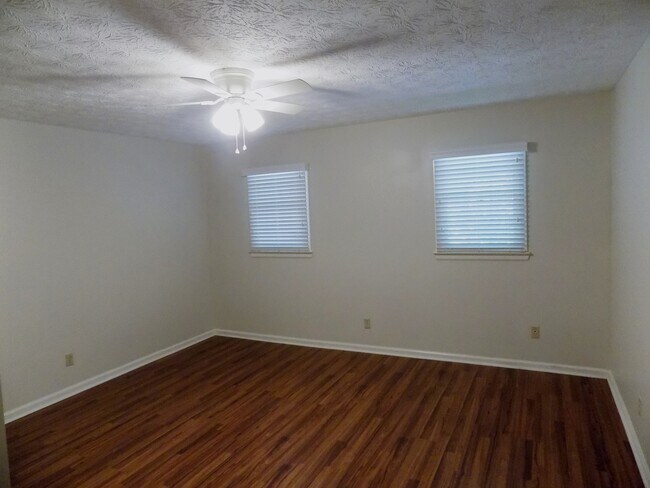 Building Photo - 3-Bedroom 2-Bathroom in Georgetown with Tons of Space!