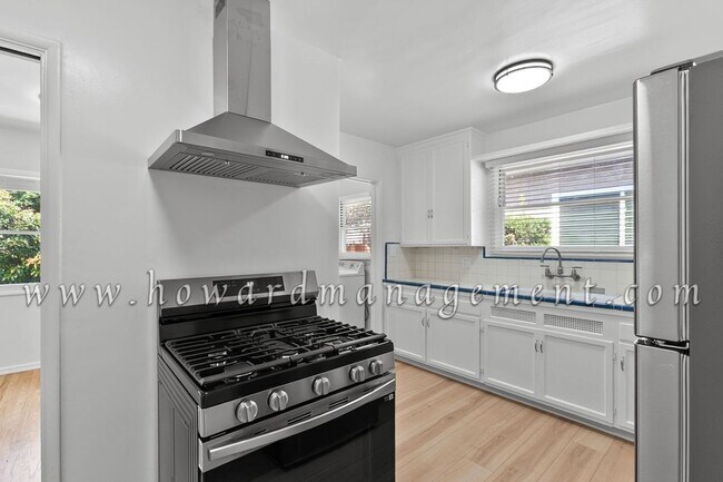 Building Photo - Home in WEST LA Cozy, Well Kept 3 Bedroom Home, Laundry & Garage, Pet Friendly, with a Yard