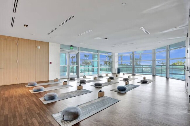 Building Photo - 3100 N Ocean Dr