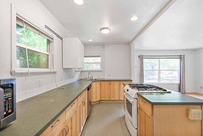 Building Photo - Inviting, remodeled 3-bdr/1.5-bath in Division/Hawthorne duplex—Privacy, A/C, parking, & storage