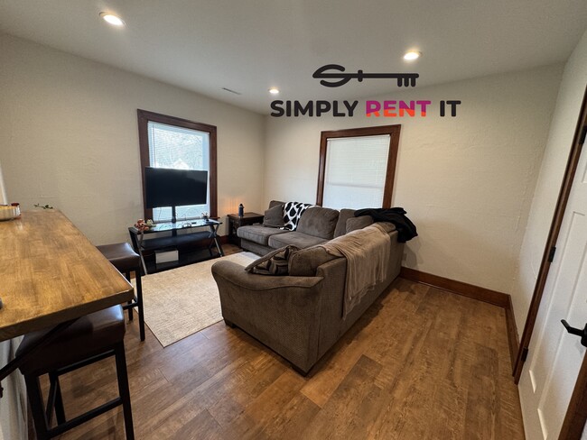 Building Photo - Renovated 2 Bedroom, 2 Bathroom on Campus!