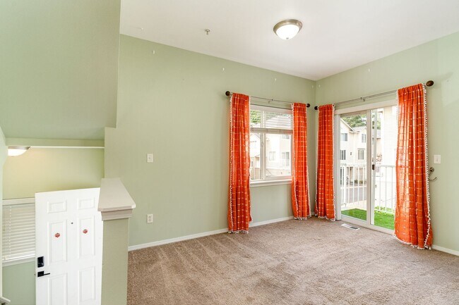 Building Photo - Available Now – Spacious 3-Bedroom Townhom...