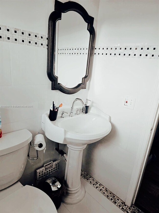 Building Photo - 3628 SW 14th St