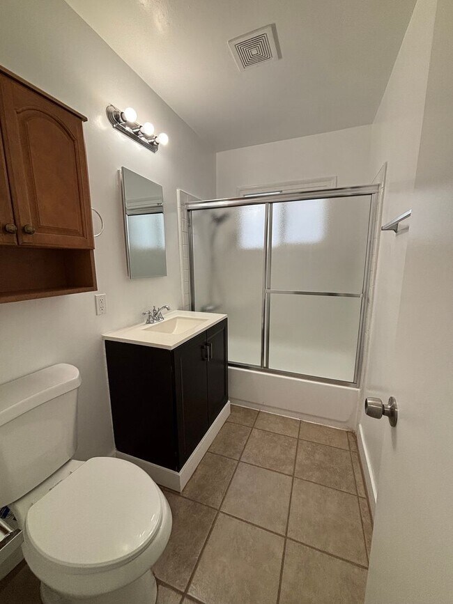 Building Photo - Charming 2 Bedroom Long Beach Apartment - Close to PCH!