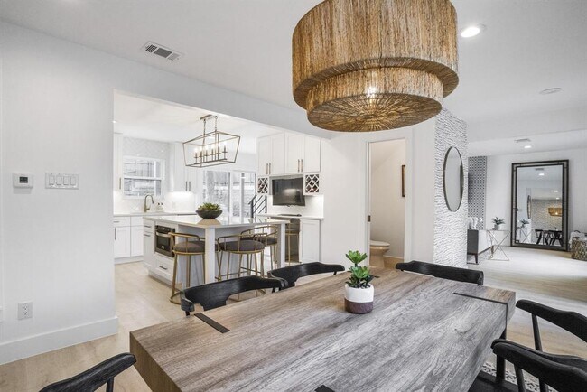 Building Photo - 2001 Wychwood Dr