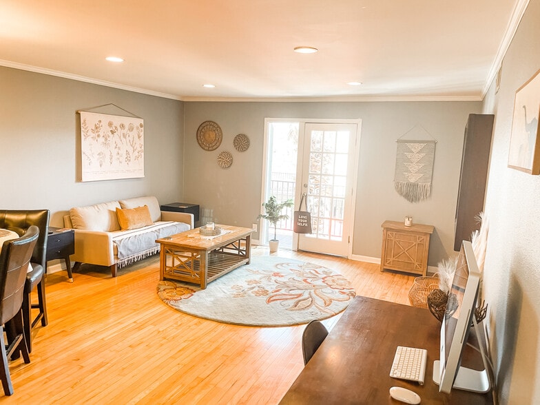 Building Photo - Room in Condo on E Hill Dr