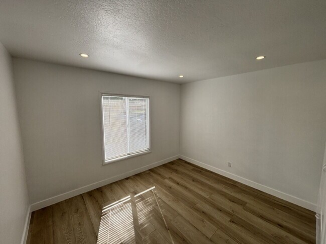 Building Photo - "Cozy Elegance Awaits: 3-Bed, 2-Bath Gem w...