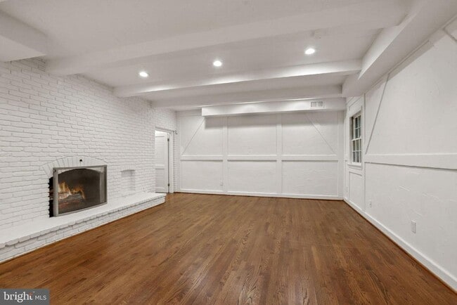 Building Photo - 4925 Weaver Terrace NW
