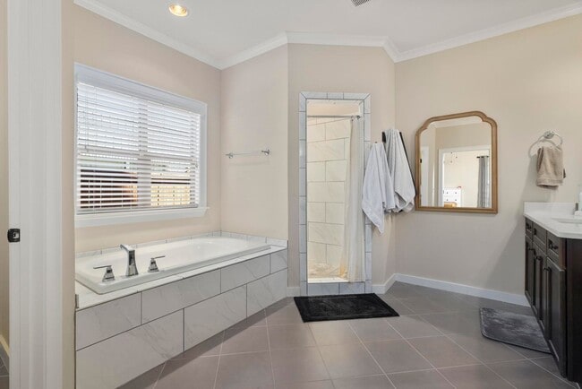 Building Photo - Beautiful 4Bed/3Bath Home M