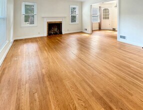 Building Photo - Lovely 3 bedroom 1.5 bathroom Cape Code st...