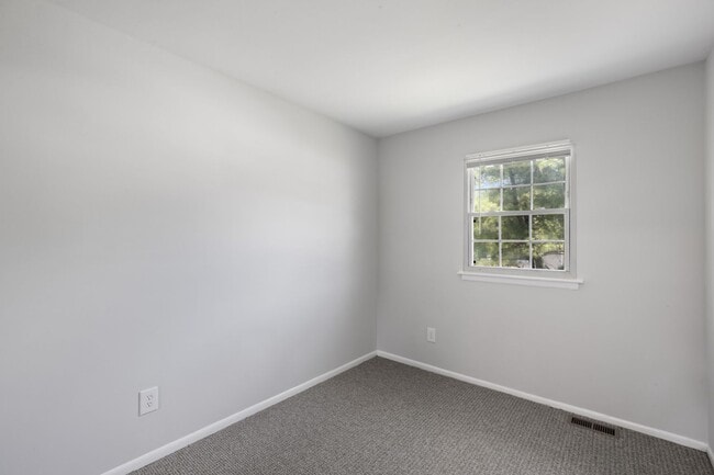 Building Photo - Renovated Hilltop Village Townhouse-Available 5/15/26