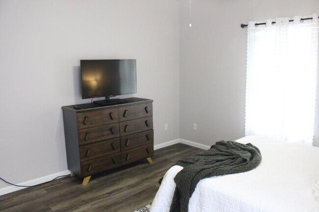 Building Photo - Spacious, Fully-Furnished 2/2 Condo Minutes from Campus - SPRING SEMESTER LEASE AVAILABLE!