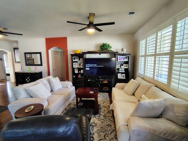 Building Photo - 593 Sinatra Way