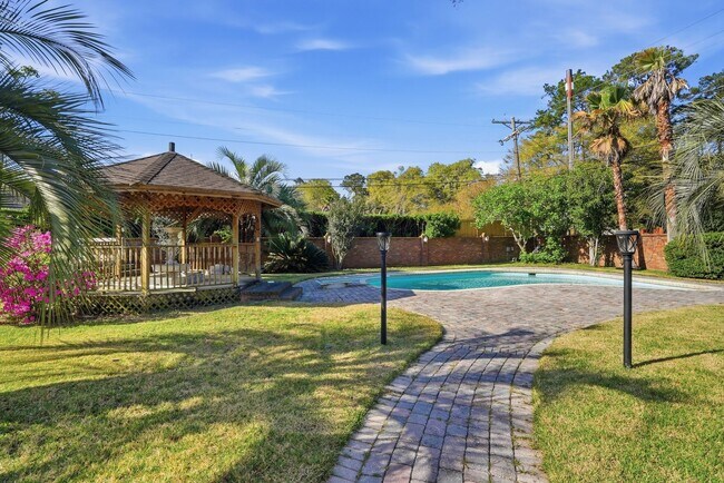 Building Photo - Mayfair Home For Lease with Backyard Oasis!