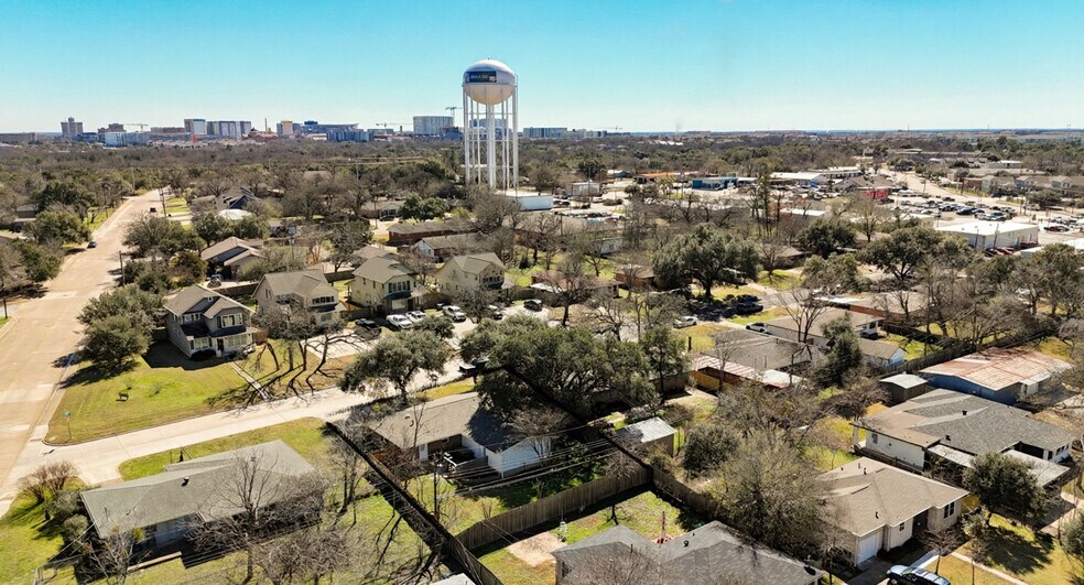 Building Photo - 214 Helena St