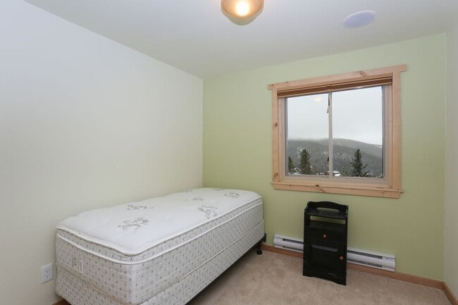Building Photo - Amazing views! On bus route! 1 Year Lease!