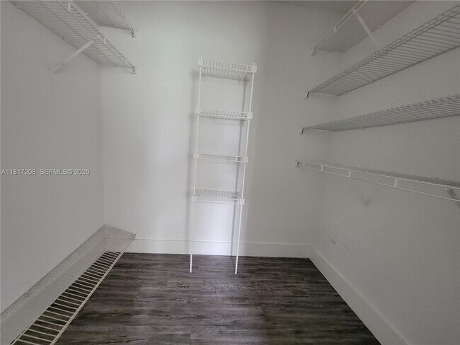 Building Photo - 4844 N State Rd 7