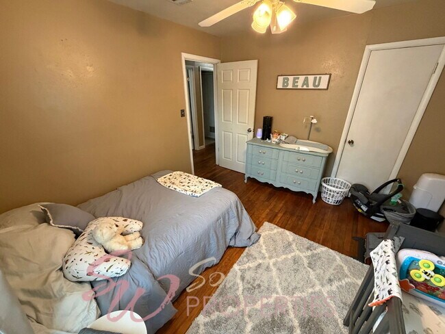 Building Photo - 3 bedroom 1 bath with large bedrooms! Easy walk to campus!