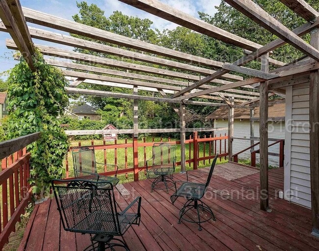 Building Photo - $915 - 2 bedroom / 1 bathroom - Single Fam...