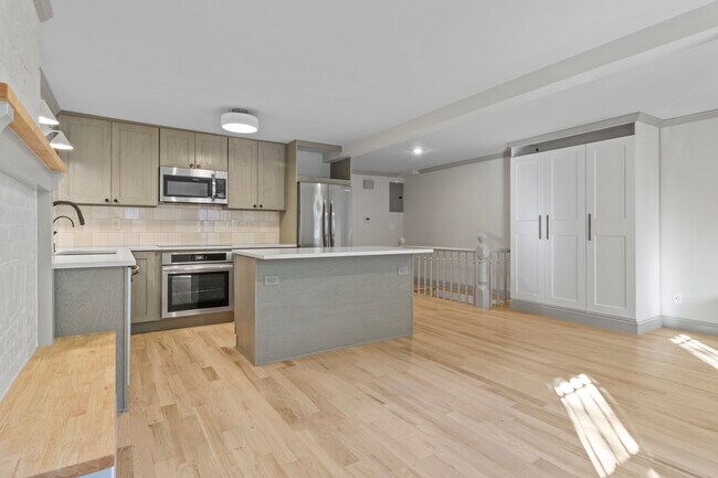 Building Photo - 347 Kosciuszko Street