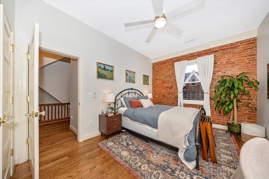 Building Photo - 15 E 5th St