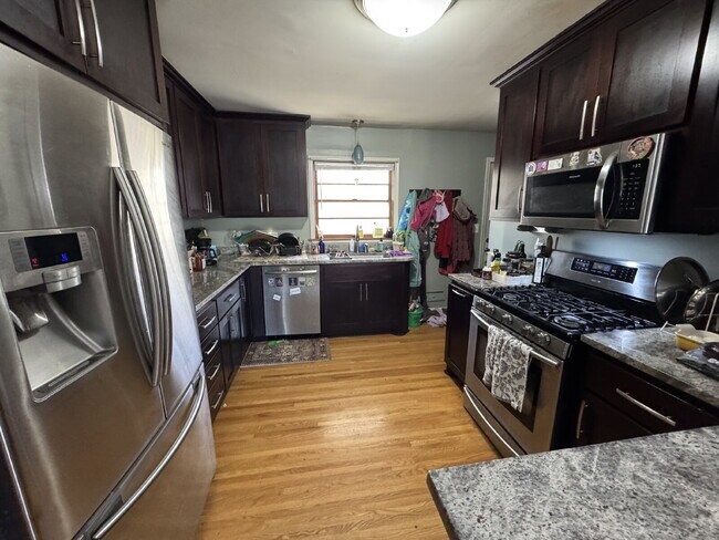 Building Photo - Charming 3-Bed Home with Finished Basement and huge backyard.