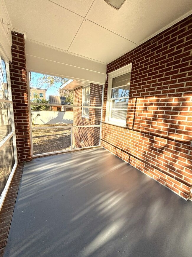 Building Photo - 2 Bedroom | 1 Bathroom Home – Downtown Charleston - Available NOW! Short term lease!