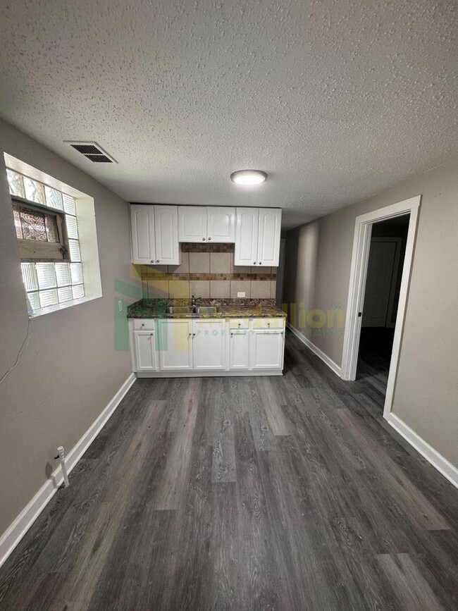 Building Photo - Beautifully Remodeled 4BR/2BA Home with Sp...