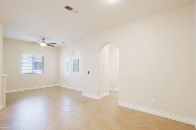 Building Photo - 1 br, 1 bath Condo - 26444 Arboretum Way U...