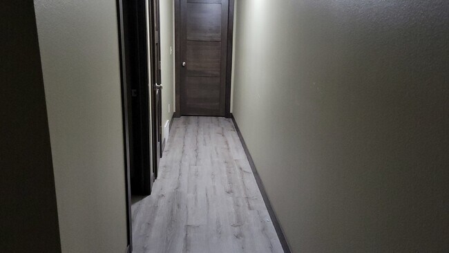 Building Photo - 5 Bed 3 Bath close to UWEC, bike trails, Carson Park, and The Sonnentag!