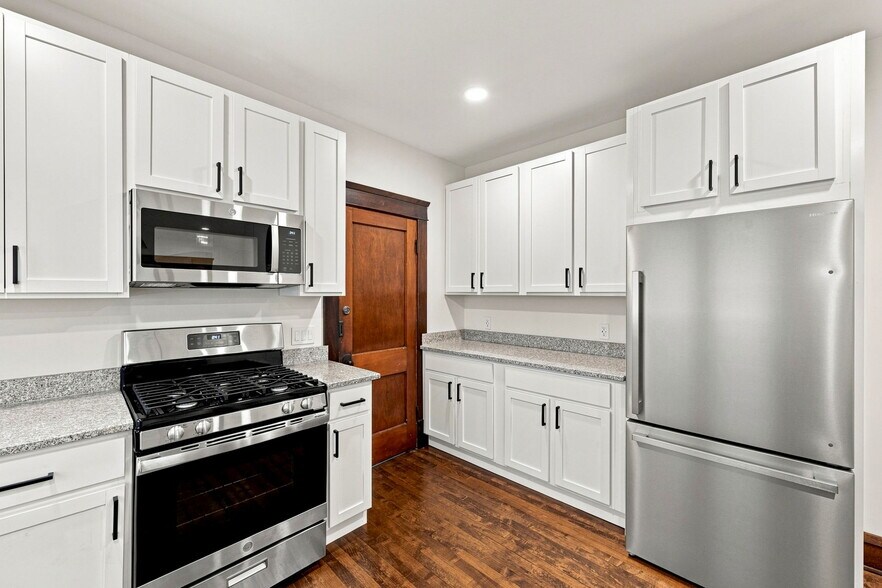 Building Photo - 1320 W 64th St