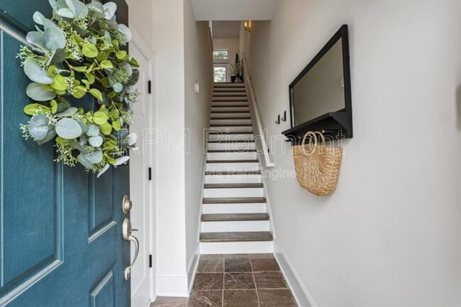 Building Photo - 174 Chester Ave SE