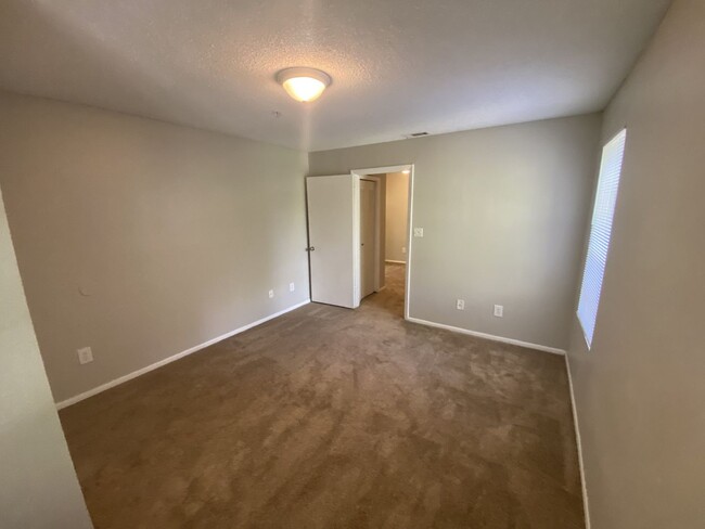 Building Photo - 1 bedroom 1 bath with Fireplace, and washe...