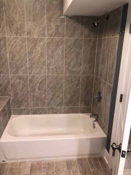 BATHROOM 1 UNFURNISHED - 4836 S Michigan Ave