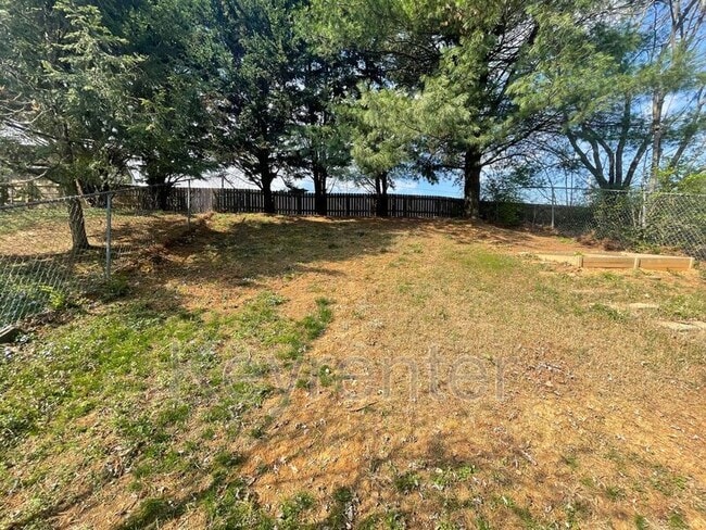 Building Photo - 2049 Countryhill Ln