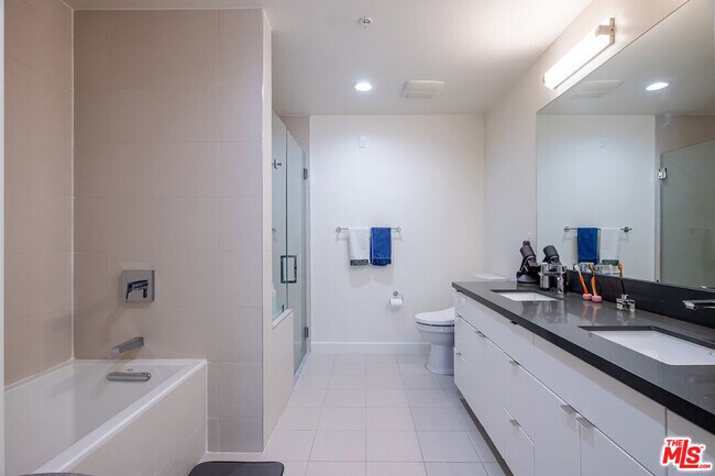 Building Photo - 105 S Mariposa Ave