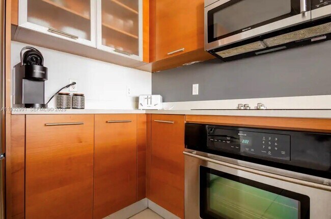 Building Photo - 3250 NE 1st Ave